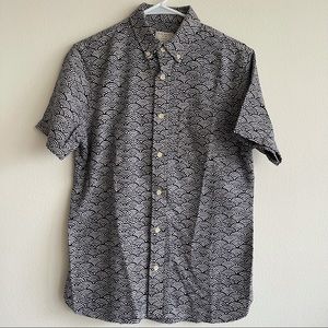 Club Monaco Black And White Printed Short Sleeve Shirt (Slim Fit)